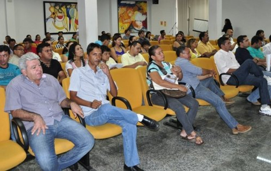 Quiosqueiros vão à Câmara lutar por permissão