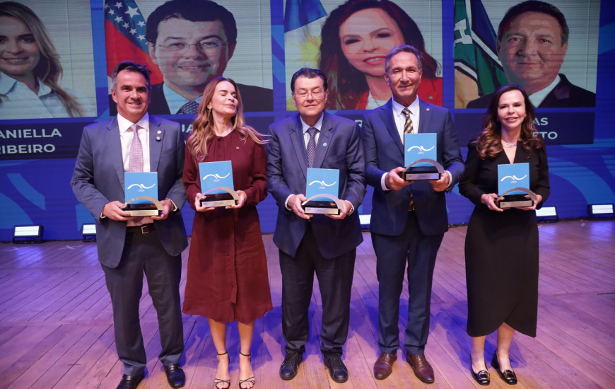 Senadora Professora Dorinha (1ª à direita) recebeu o reconhecimento 
