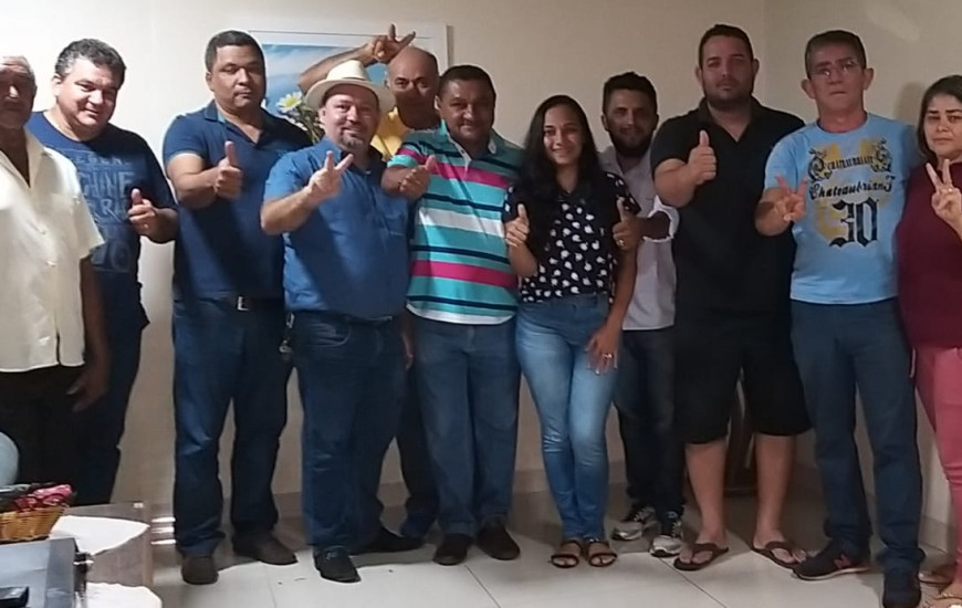 Camila ao centro durante reunião.