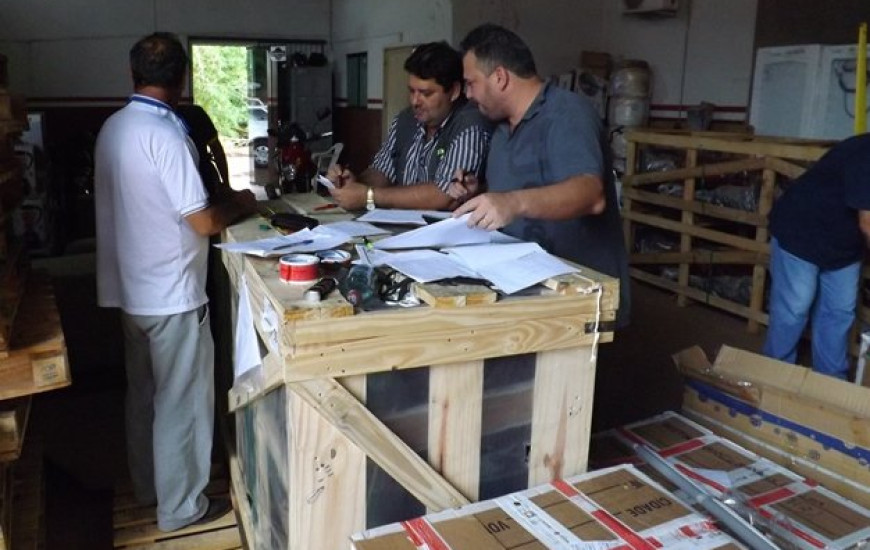 Fiscais conferem mercadoria apreendida