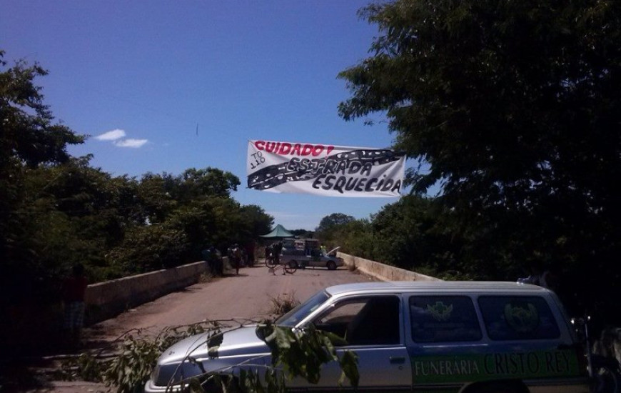 Pista foi bloqueada no domingo