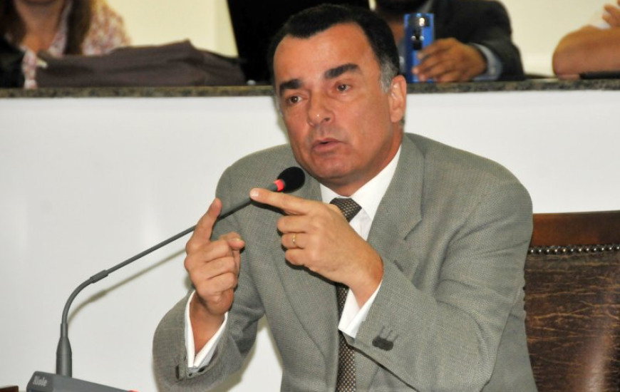 Freire Júnior condena renúncia de Siqueira