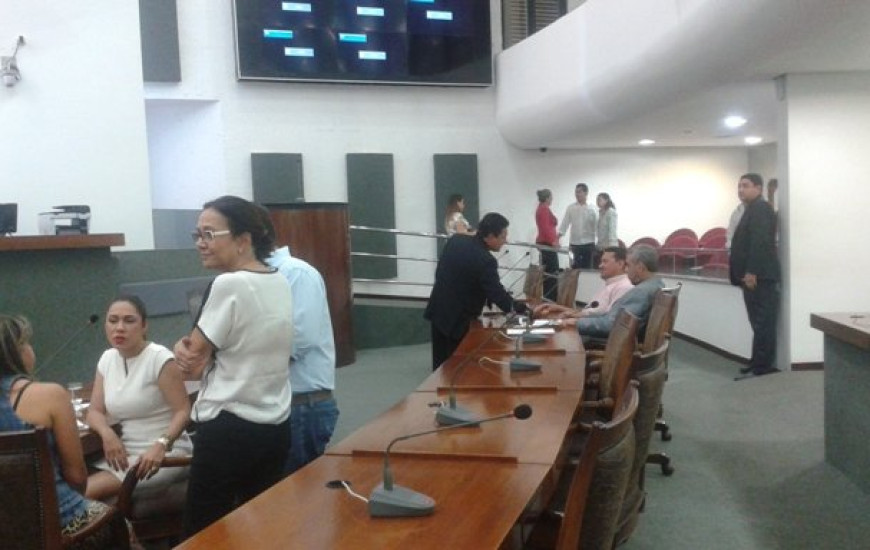 Deputados na sessão da AL nesta terça