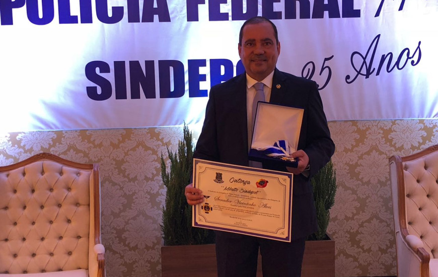 Senador recebe homenagem do Sindepol