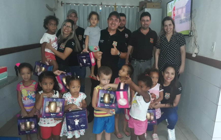 Chocolates foram doados para crianças de Alvorada