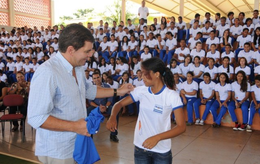 Primeiro lote de uniformes são entregues