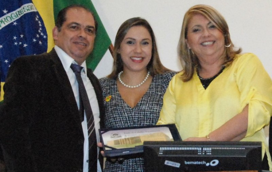 Luana entrega honraria