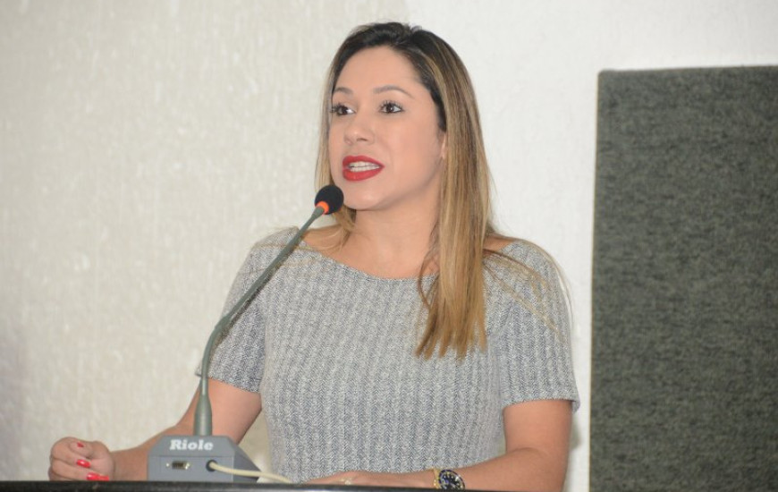 Luana saúda universitários