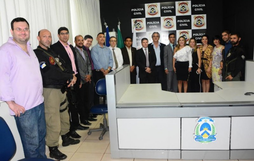 Luana Ribeiro e secretários, com delegados