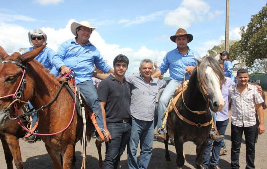Vilmar e Sandoval na cavalgada de Coméia