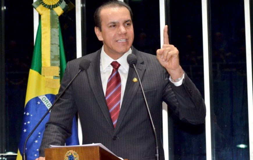 Senador deixa liderança da bancada