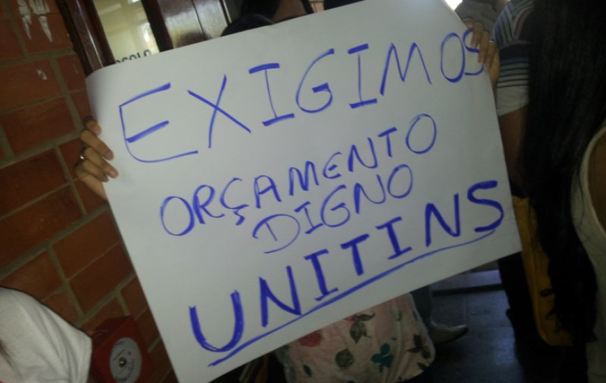 Faixa com solicitação dos estudantes