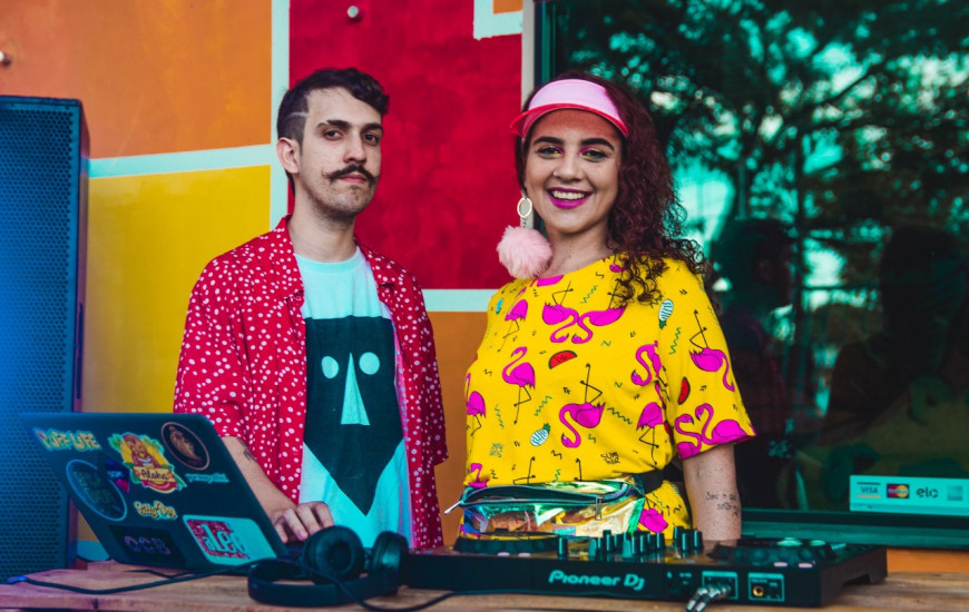 Jornalistas Philipe Ramos e Jaqueline Moraes, idealizadores do podcast.