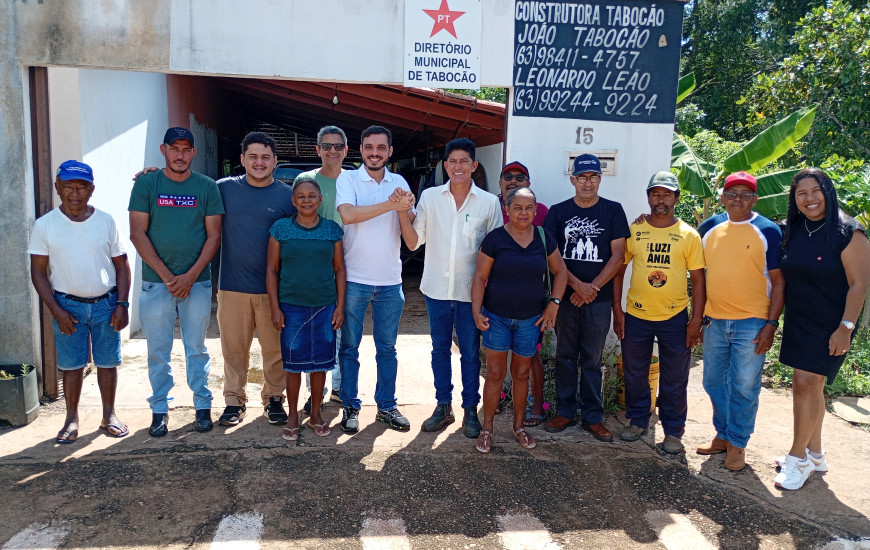 João Tabocão e Nile, ambos com camisa na cor branca