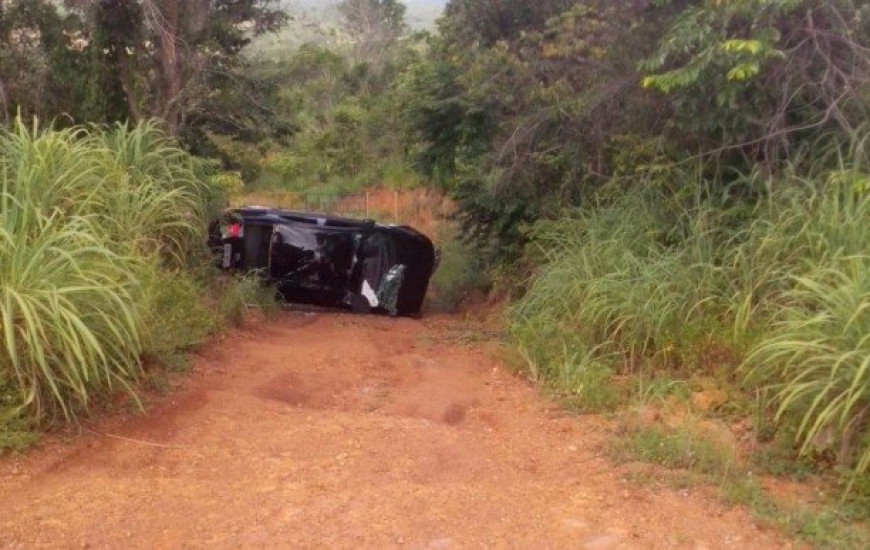 Motorista e passageiro se ferem em acidente