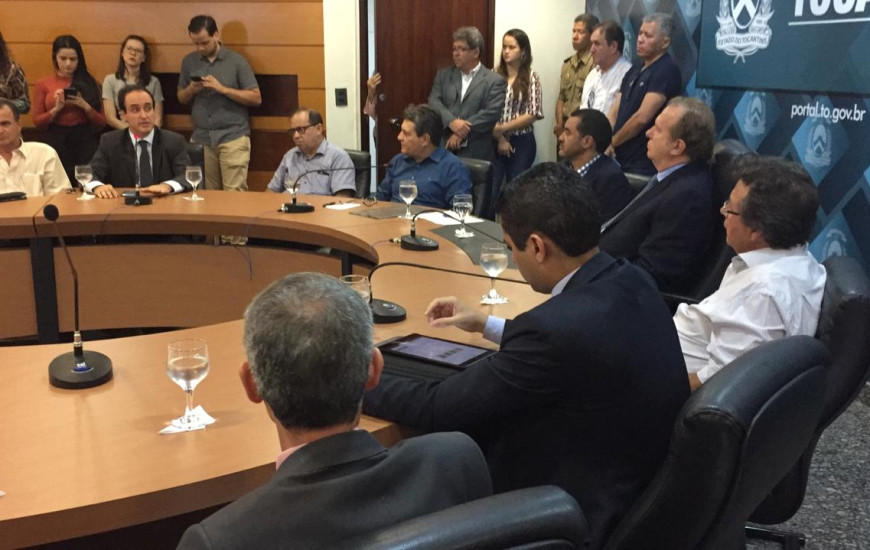 Carlesse participa de coletiva para assinar MP 