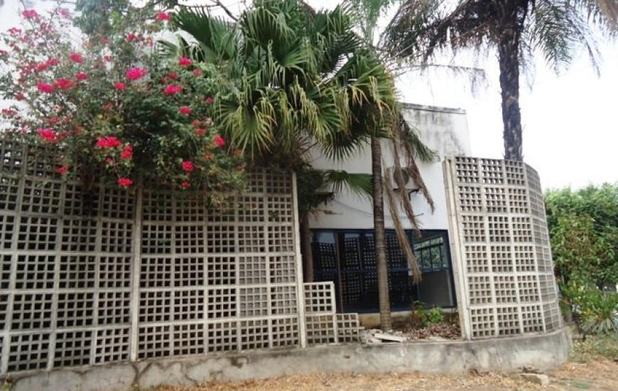 Muro derrubado facilita a ação de vândalos