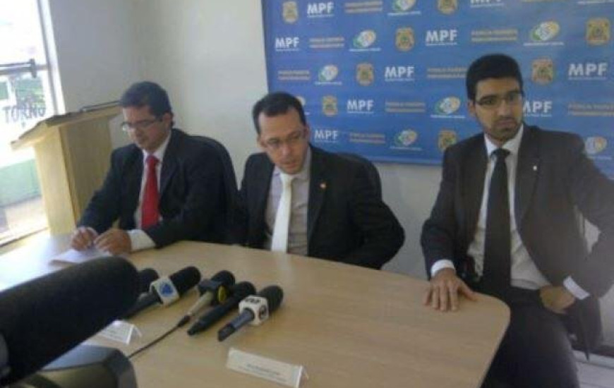 Procuradores durante entrevista