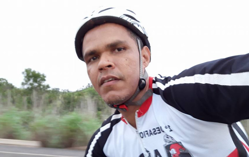 Ciclista ficou ferido e foi socorrido