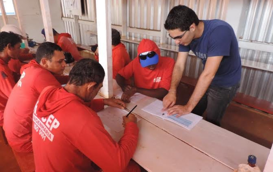 Trabalhadores passam por treinamento
