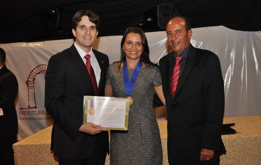 Poliana ladeada por Alex Siqueira e Tiquim