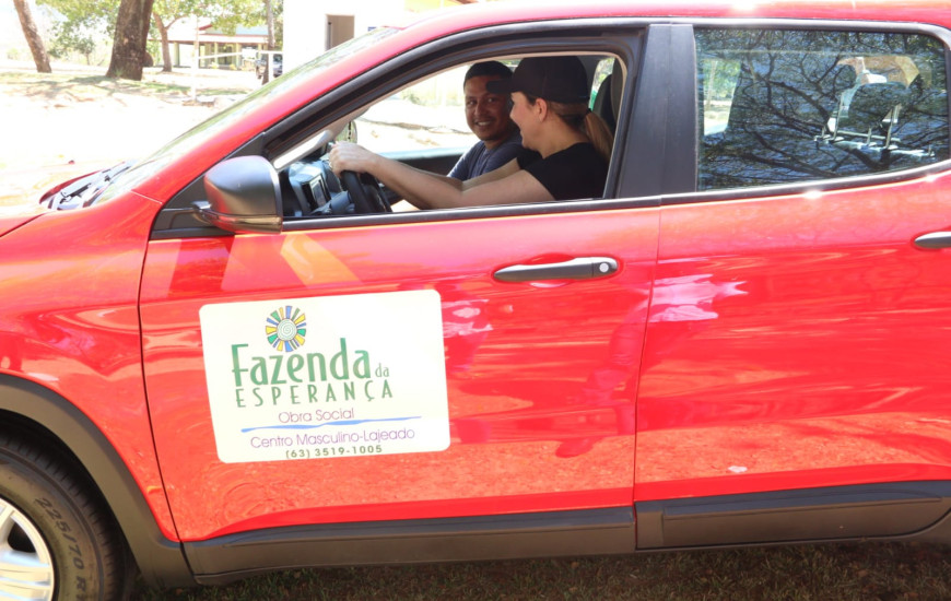Dulce Miranda entregou um veículo (Toro) à Fazenda Esperança Senhor do Bonfim