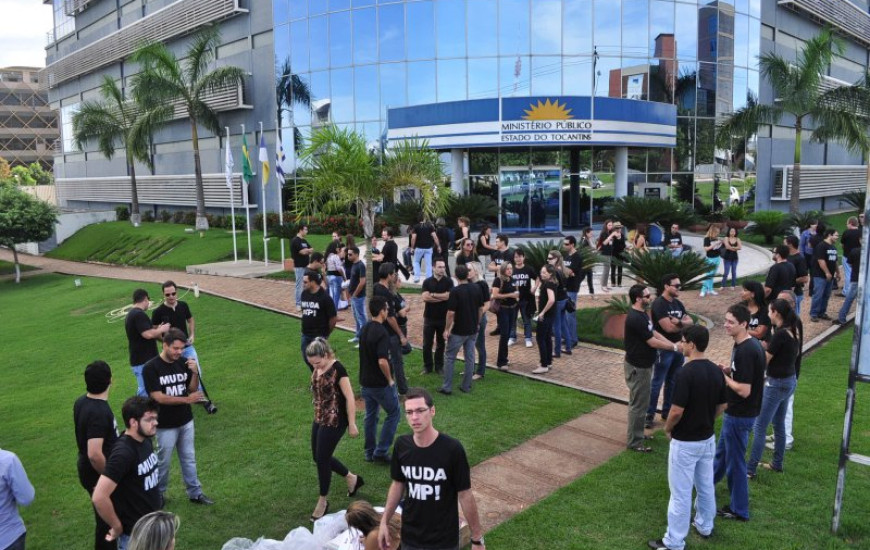 Servidores realizam manifestação