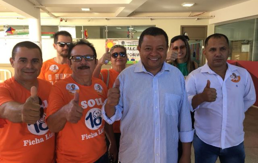 Márlon vota acompanhado por membros de sua campanha