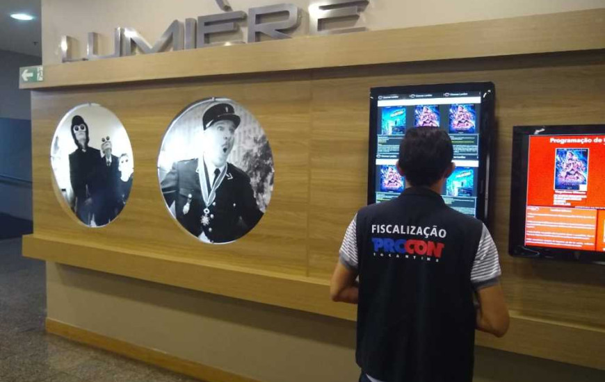 Os cinemas foram autuados após denúncia de consumidores 