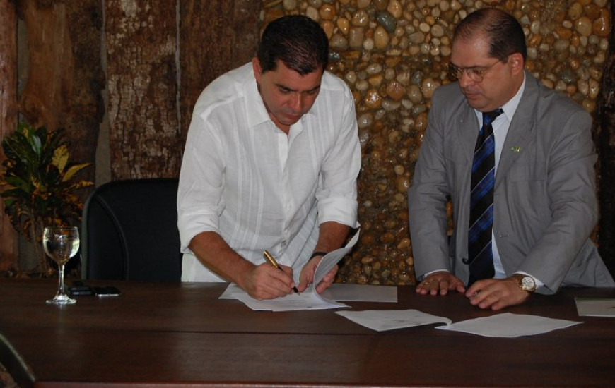Prefeito assina contrato com reitor da UFT