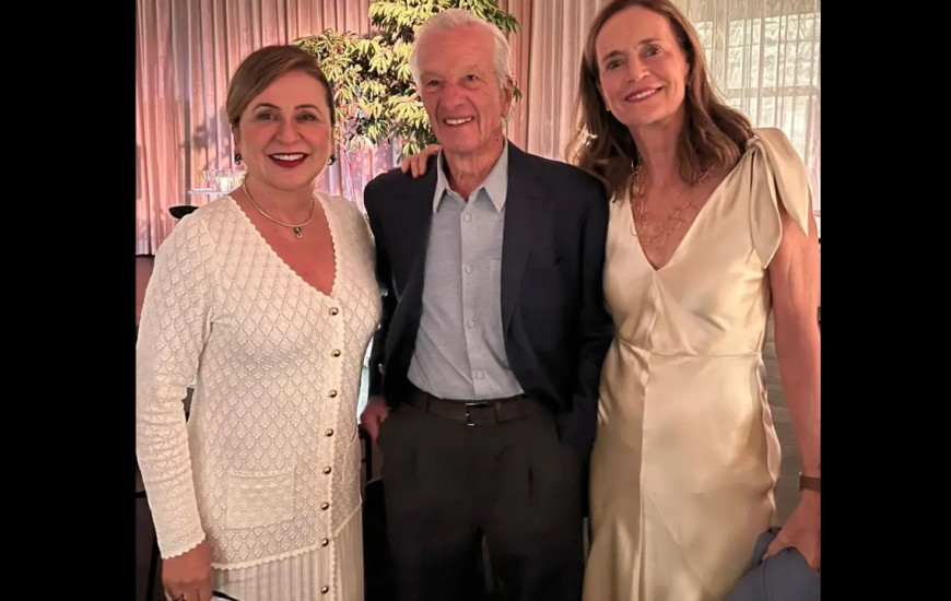 A senadora Katia Abreu com o casal Susanna e Jorge Paulo Lemann 