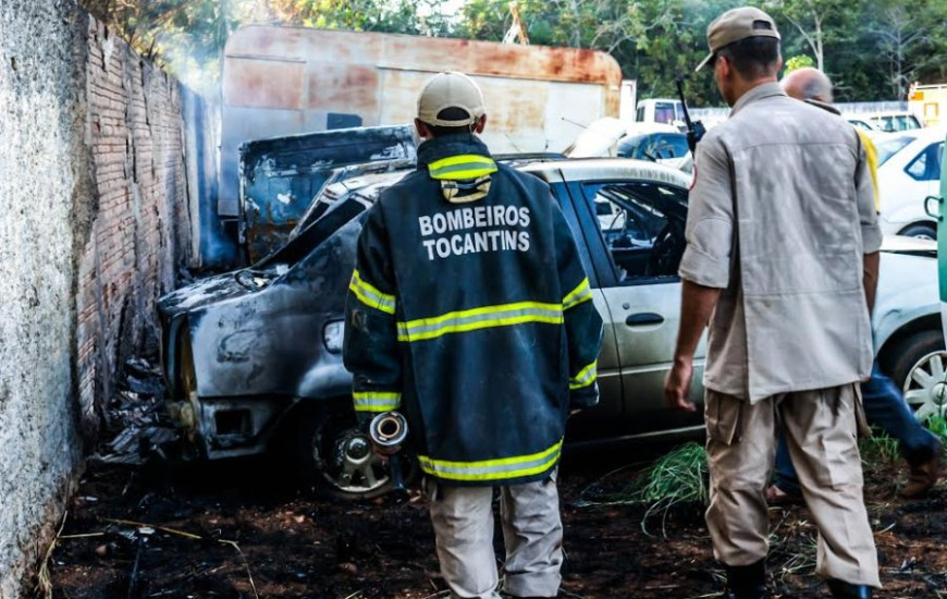 Veículos são atingidos por incêndio