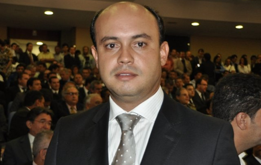 Sandoval abre a tribuna para Palito