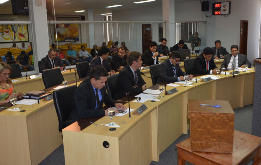 Vereadores se reúnem na tarde desta segunda