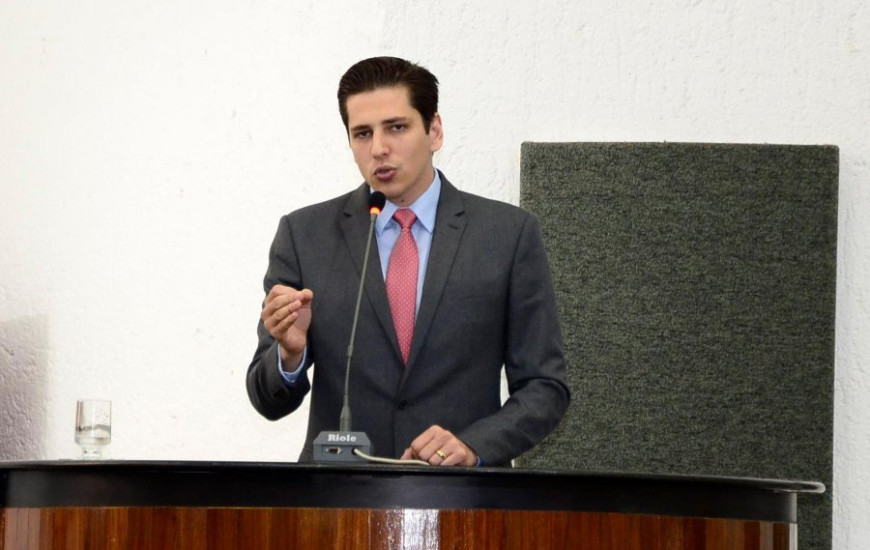 Deputado Olyntho Neto, na tribuna da Assembleia