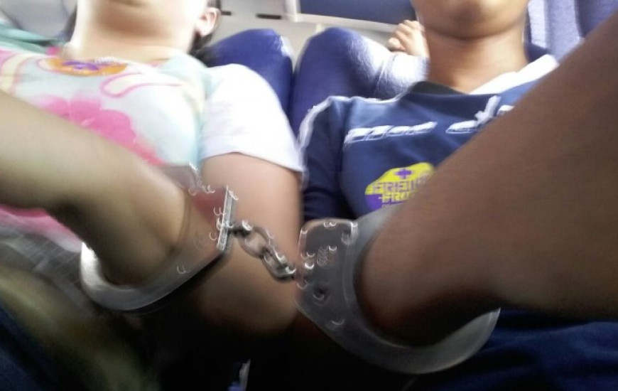 Adolescentes são levados algemados à delegacia