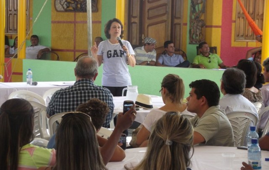 Senadora Kátia Abreu em reunião