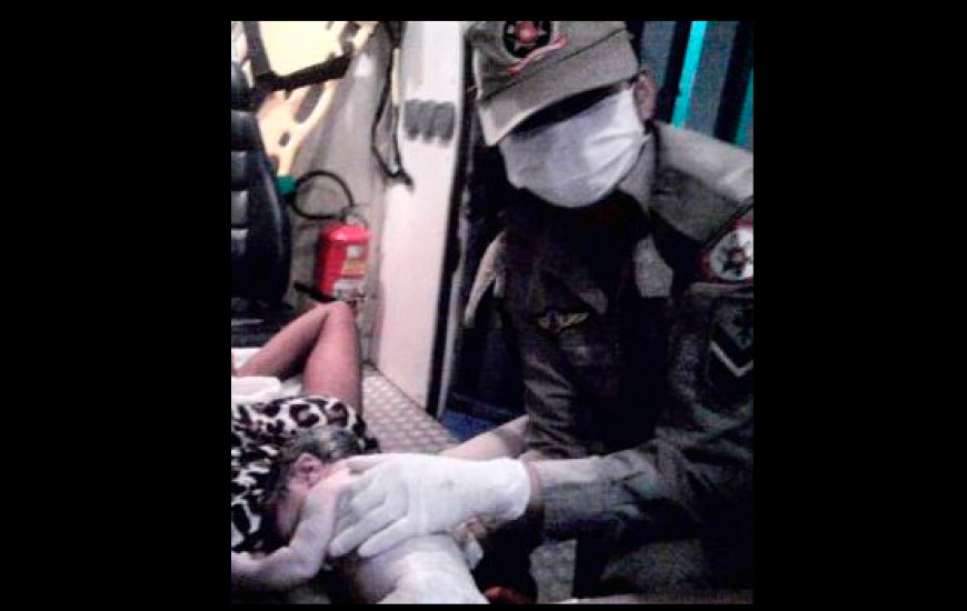 Sargento Iraci Fontoura e Yasmim na âmbulância