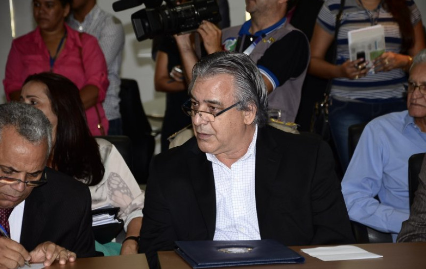 Ao centro da imagem, César Simoni