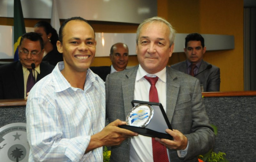 Hiram homenageia pastor Keyson Ribeiro