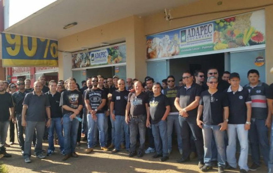 Servidores se vestem de preto em protesto