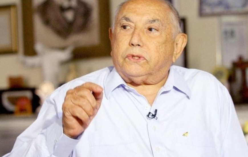 Siqueira Campos permanece internado, em recuperação e lúcido