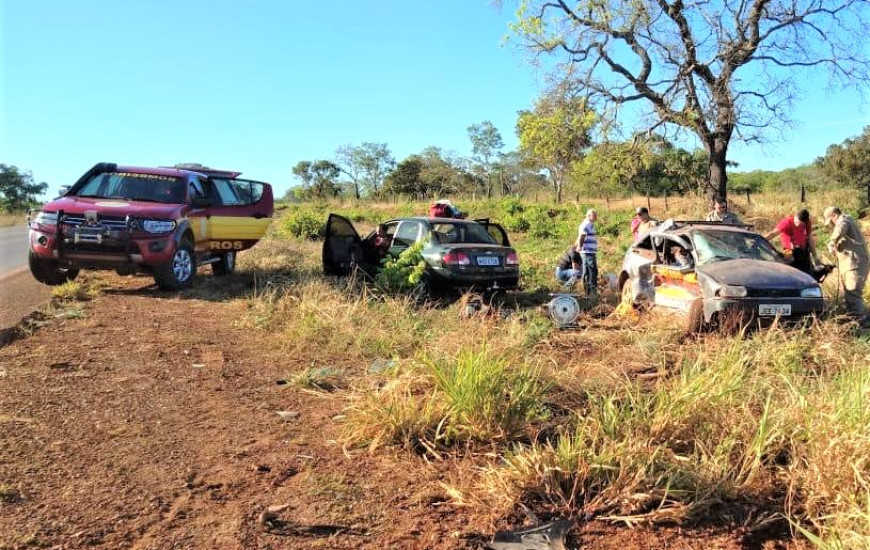 Carros envolvidos em acidente pararam, à beira da rodovia estadual.