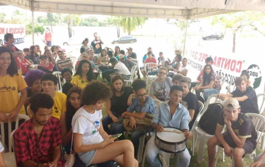 Alunos da rede estadual de ensino protestam