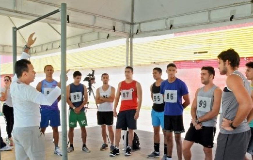 Candidatos em exame de capacidade física