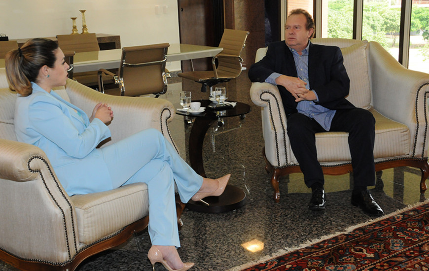 Mauro Carlesse recebe prefeita de Palmas, Cinthia Ribeiro 